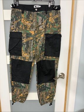 Monet Men's Camouflage Cargo Pants in Green/Black/Gold